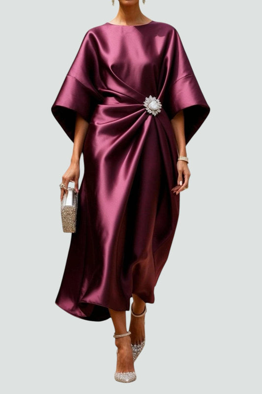 ELISA – Vestido Elegante Satinado con Drapeado y Broche Joya