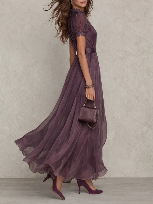 FLAVIA • VESTIDO LARGO MORADO CON ESCOTE EN FORMA DE OJO DE CERRADURA Y RIBETE DE ENCAJE DE GASA